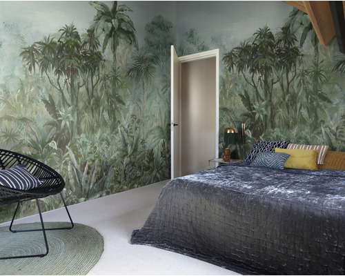 Slaapkamer met junglebehang, bed, stoel en deur