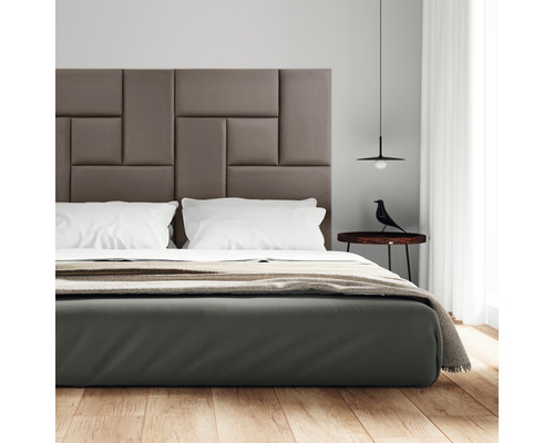 Slaapkamer met bed, nachtkastje en lamp