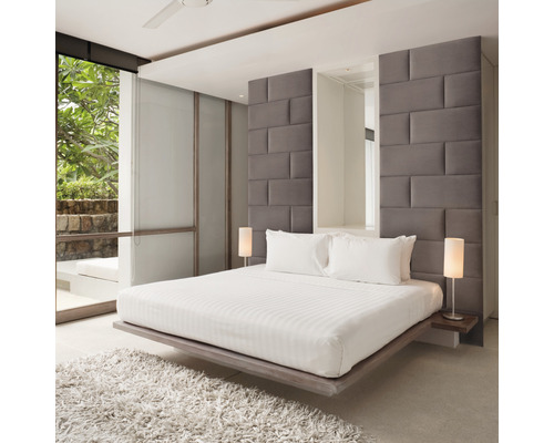 Lichte slaapkamer met tweepersoonsbed, nachtlampjes en raam