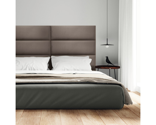 Slaapkamer met bed, nachtkastje en lamp