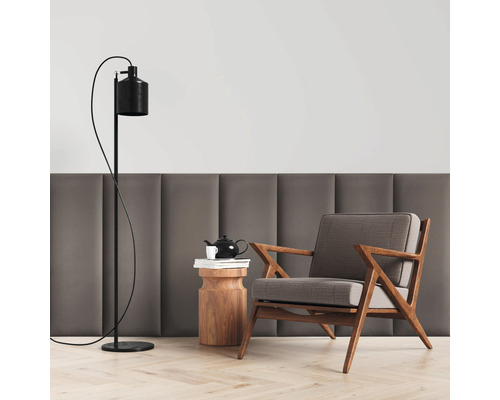 Kameroverzicht met fauteuil, staande lamp en bijzettafel