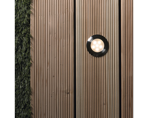 Ingebouwde ledlamp aan houten gevel