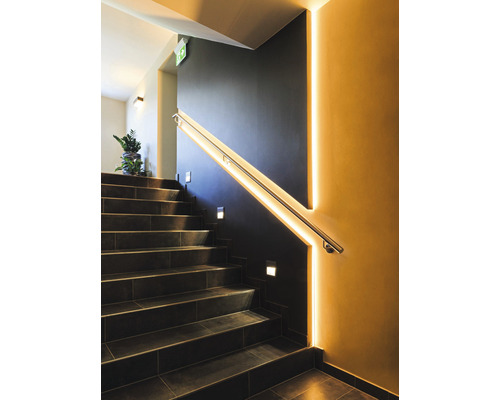 Trappenhuis met trap, leuning en ledverlichting