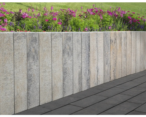 Bloemenmuur met beplanting en bestrating