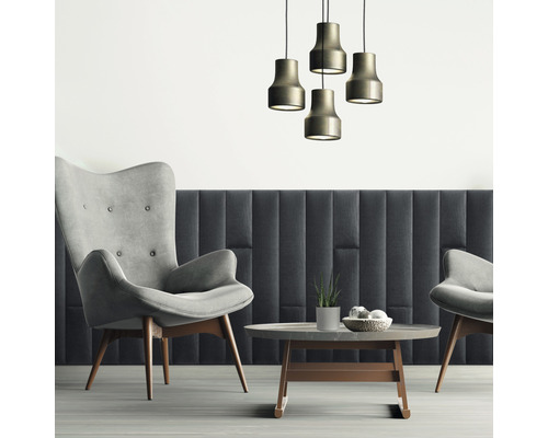 Woonkamer met twee fauteuils, een salontafel en een hanglamp