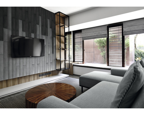 Woonkamer met bank, televisie en plank.