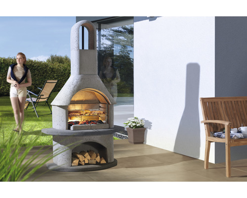 Gemetselde barbecue met hout op een terras