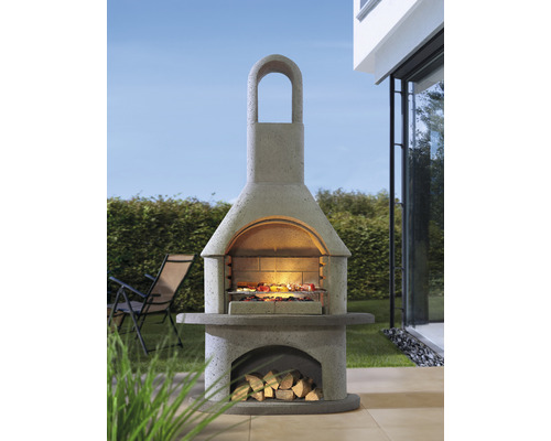 Gemetselde tuingrill met brandhout onder het grilloppervlak