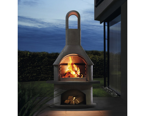 Gemetselde tuingrill met vuur en houtblokken in het opbergvak