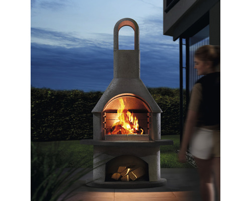 Betonnen tuinhaard met houtvuur in de tuin