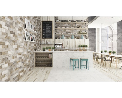 Interieur van een café met tegelvloer, wandtegels en een toonbank