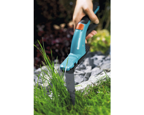 Gardena grasschaar in gebruik voor het knippen van gras