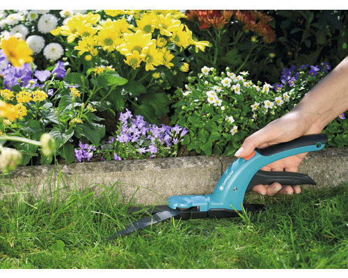 Tuinscène met gazonschaar in gebruik voor bloembed