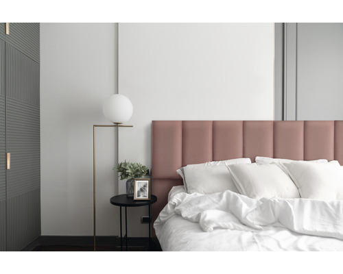 Slaapkamer met bed, nachtlamp en dressoir