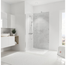 Moderne badkamer met glazen douchecabine, wastafel en spiegel