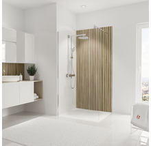 Lichte badkamer met douche, wastafel en handdoek