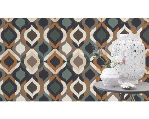 Behang met geometrisch patroon, tafel met decoratie