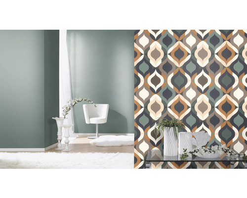 Woonkamer met patroonbehang, stoel en decoratie