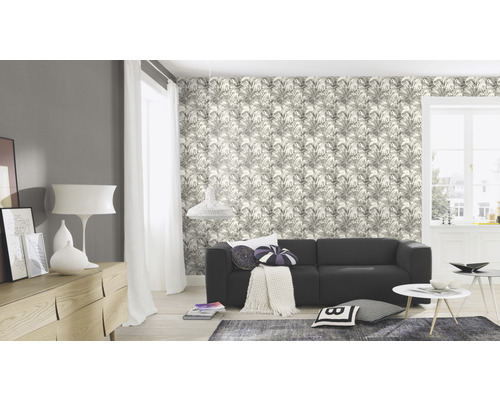 Lichte woonkamer met bank, dressoir en behang met bloemmotief