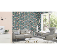 Woonkamer met bank, fauteuil en bloemenbehang voor een lichte sfeer