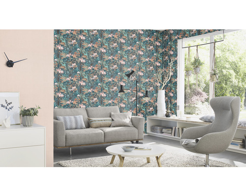 Woonkamer met bank, fauteuil en bloemenbehang voor een lichte sfeer