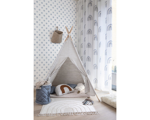 Kinderspeelkamer met tipi tent, tapijt met regenboogmotief en decoraties