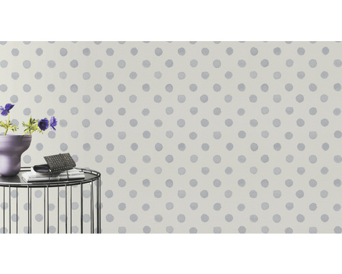 Behang met stippenpatroon op een muur