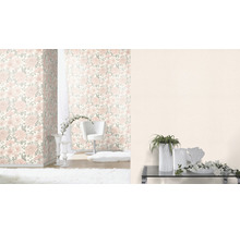Gedecoreerde kamer met bloemenbehang