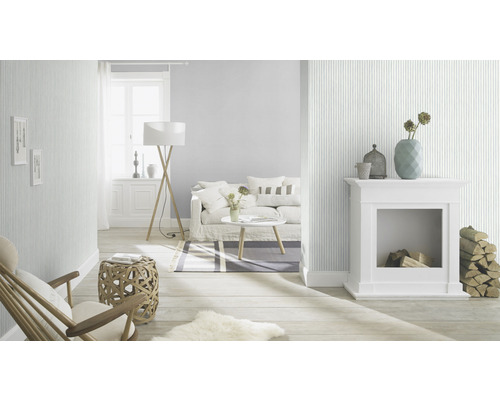 Lichte woonkamer met gestreept behang, bank, open haard en houten vloer voor een gezellige sfeer