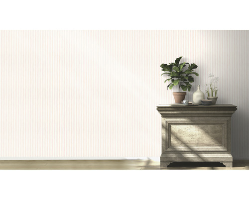 Decoratieve dressoir met planten en servies voor gestreept behang