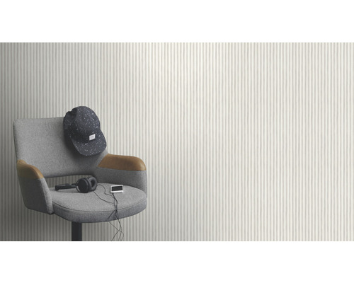 Stoel met accessoires voor gestreept behang