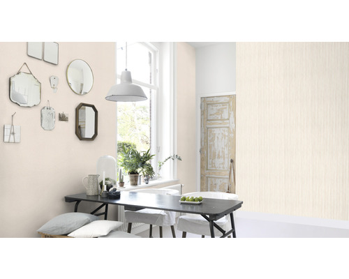 Eetkamer met eettafel, stoelen en wand met patroonbehang