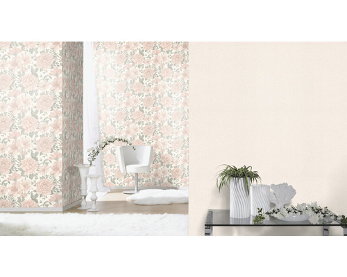 Decoratieve kamer met bloemenbehang, fauteuil en decoraties