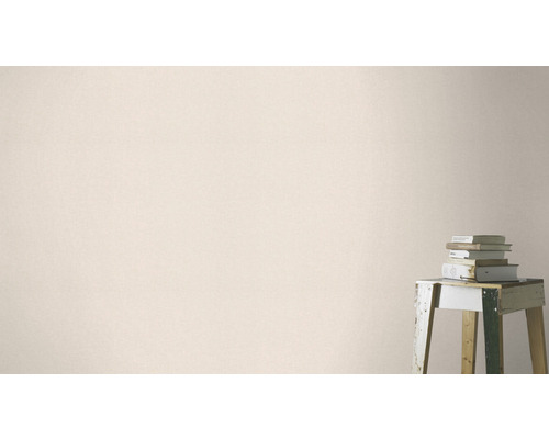 Lichte wand met stapel boeken op een kruk