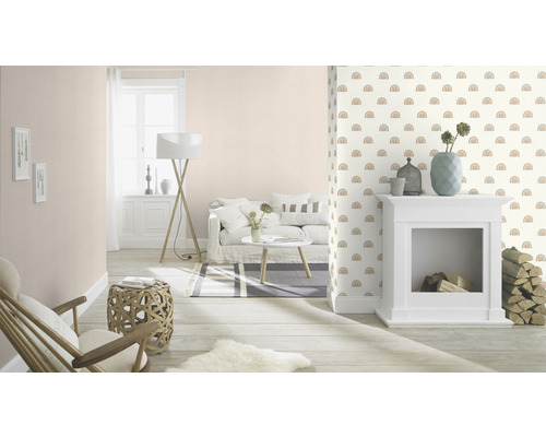 Lichte woonkamer met bank, open haard en behang met patroon