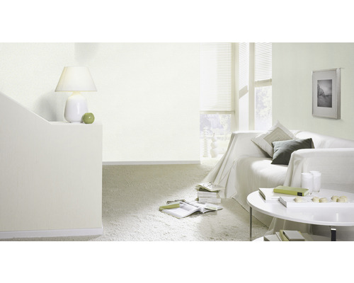 Woonkamer met bank, tafel en lamp in helder design