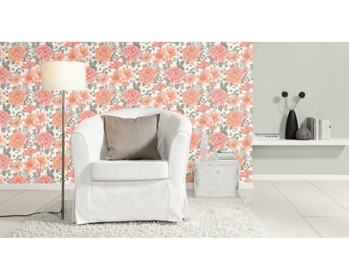 Woonkamer met bloemenbehang, fauteuil, vloerlamp en decoratie