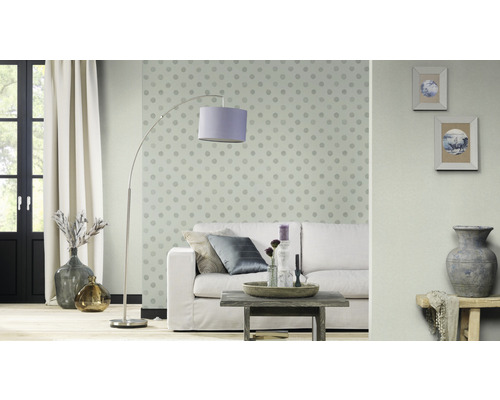 Woonkamer met bank, staande lamp en decoratieve elementen voor een gezellige sfeer