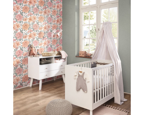 Babykamer met commode, ledikant en bloemenbehang