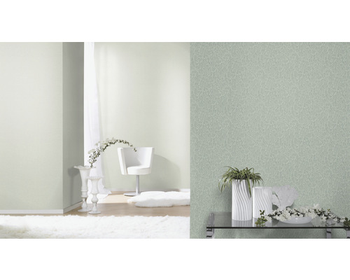 Lichte, vriendelijke ruimte met gestructureerd behang en decoratieve elementen.