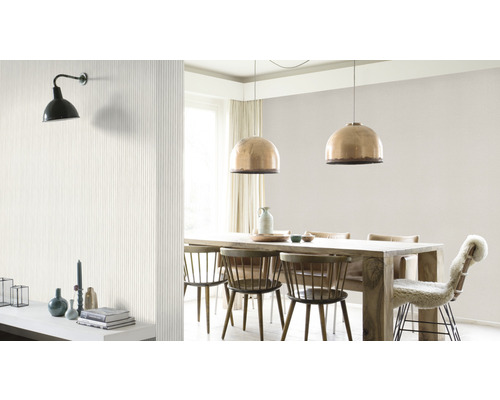 Lichte eetkamer met houten tafel, stoelen en hanglampen