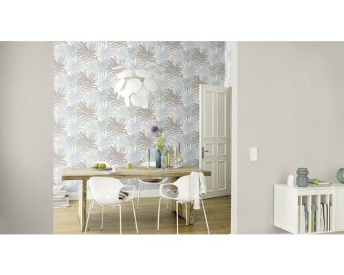 Eetkamer met eettafel, stoelen en behang met plantenmotief