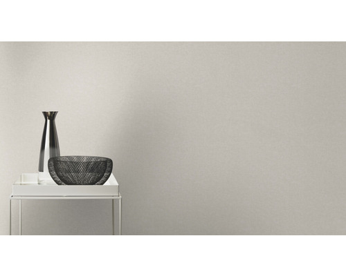 Decoratieve vaas en schaal op een tafel