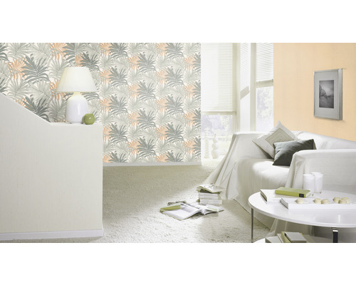 Woonkamer met bank en behang met plantenmotief