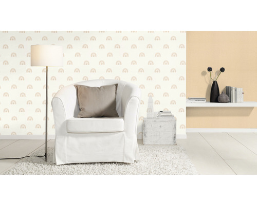 Woonkamer met fauteuil, staande lamp en behang met regenboogmotief
