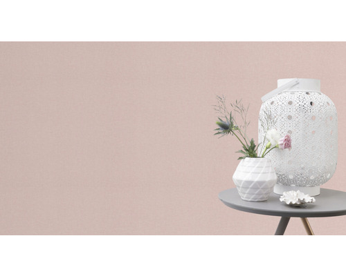 Decoratieve lantaarn en bloemenvaas op een tafel