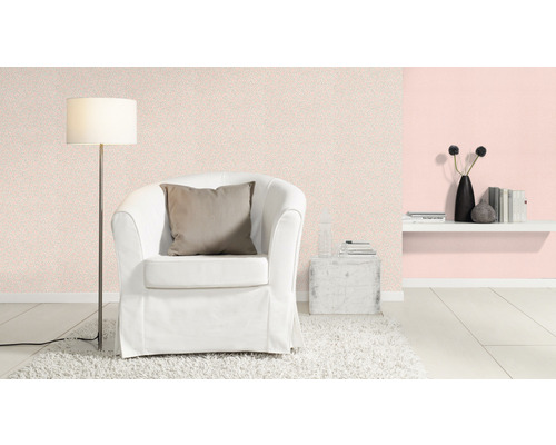 Decoratieve woonkamer met fauteuil, staande lamp, plank en behang met patroon