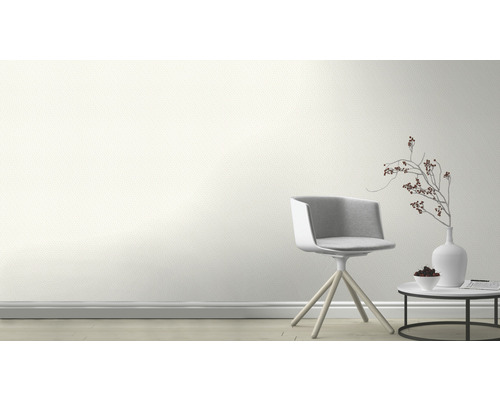 Lichte kamer met gestructureerd behang, stoel en tafel