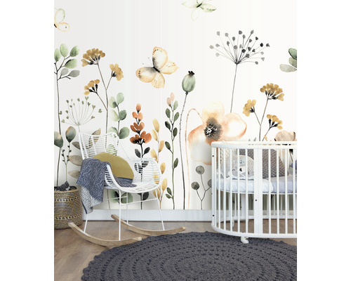 Gedecoreerde kinderkamer met bloemenbehang, schommelstoel en kinderbed