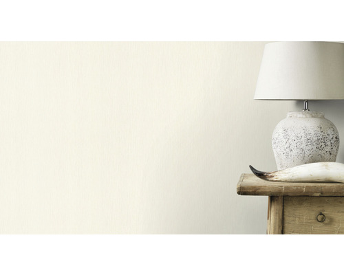 Wanddecoratie met lamp en commode in landhuisstijl